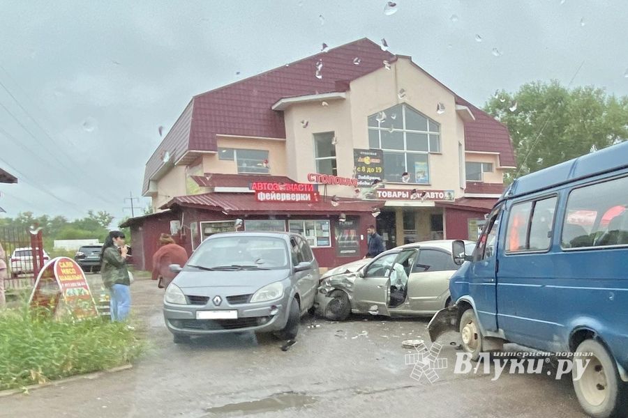ДТП на выезде из Великих Лук с пострадавшими (ФОТО)