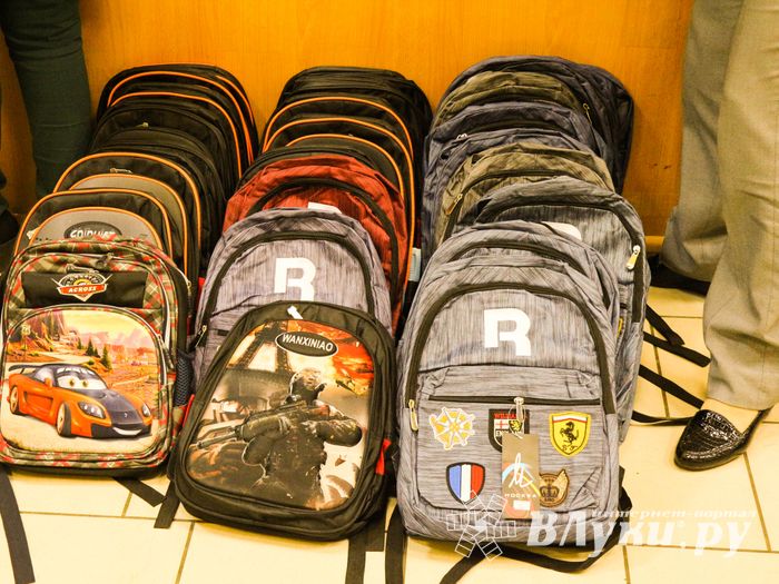 В Великих Луках первоклассники из малоимущих семей стали обладателями новых школьных портфелей (ФОТО)