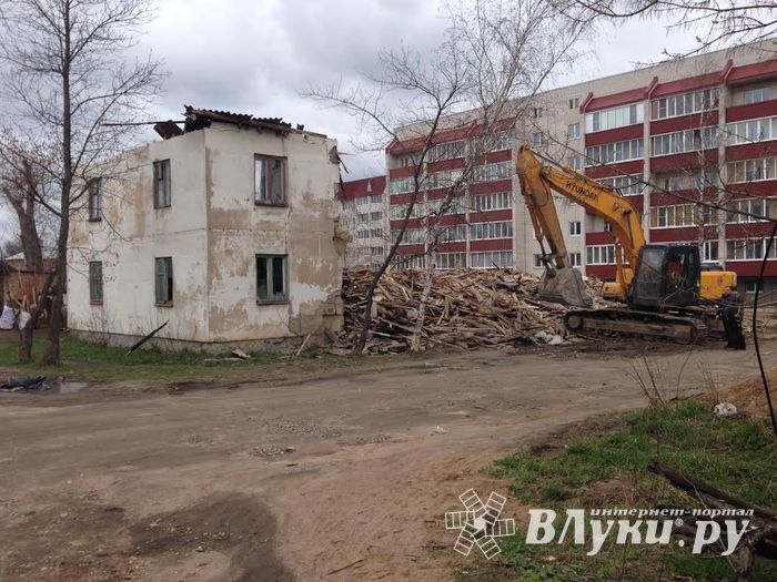 Фотофакт: в Великих Лук сносят дом 