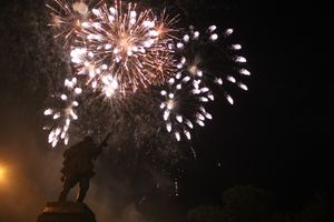 9 мая в Великих Луках. Шествие и салют