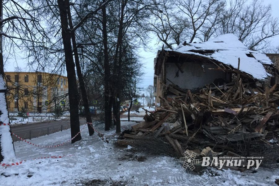 В Великих Луках сносят бараки (ФОТО)