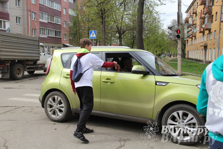 В Великих Луках прошла акция «Георгиевская ленточка»