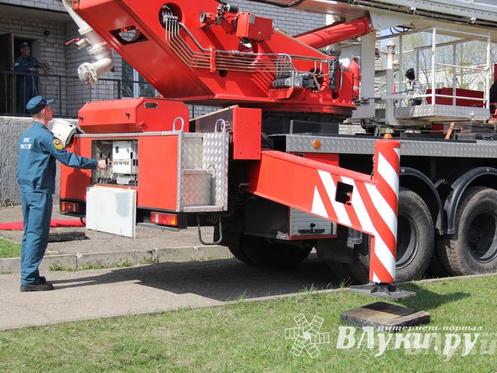 В Великих Луках прошли соревнования пожарных расчетов