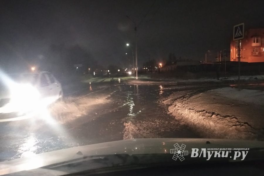 В Великих Луках перекресток улиц Гражданской и Пескарева затоплен водой (ФОТО)