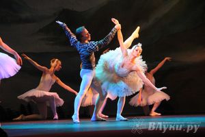 Московский театр «Корона Русского Балета» представил великолучанам балет «Лебединое озеро»