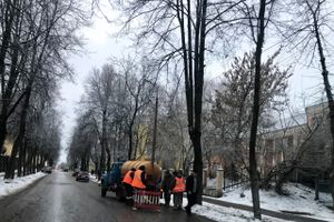 На улице Некрасова идет ликвидация прорыва водопровода