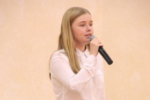 В Великих Луках ученики школы №13 поздравили своих педагогов (ФОТО)