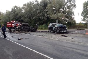 В Псковской области Land Cruiser протаранил трактор (фото)