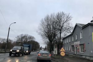 Вниманию автомобилистов - на улице Холмской снимают асфальт (ФОТО)