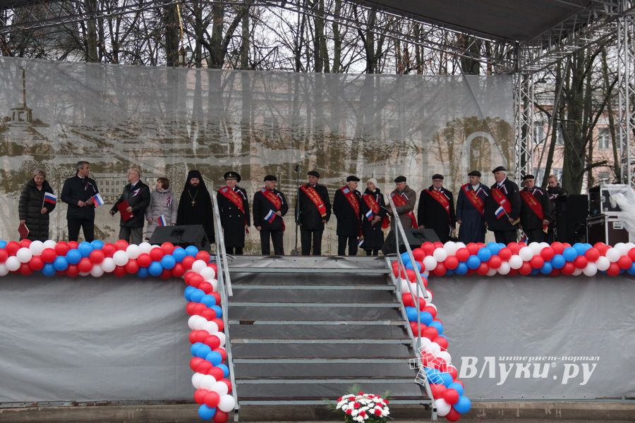 Митинг и праздничные гуляния в Великих Луках (ФОТО)