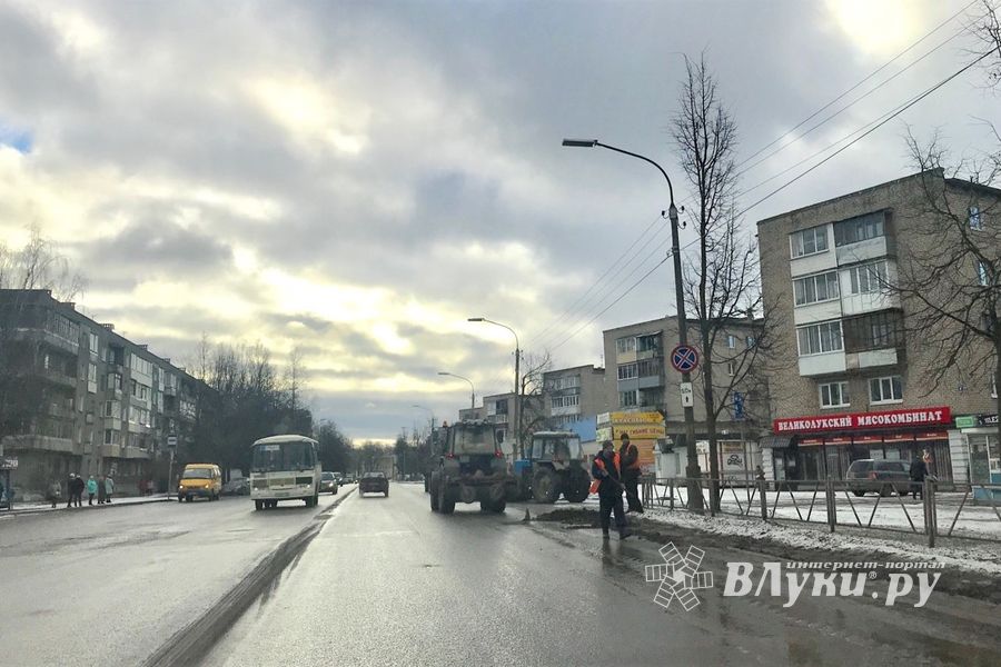 В Великих Луках очищают обочины улиц от снега (ФОТО)
