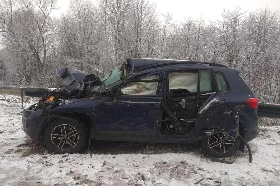 В Великолукском районе фура вылетела на встречу легковушке (ФОТО)