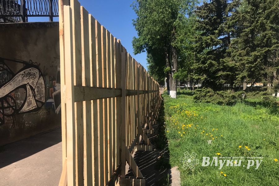 Очередной этап реконструкции парка в Великих Луках (ФОТО)