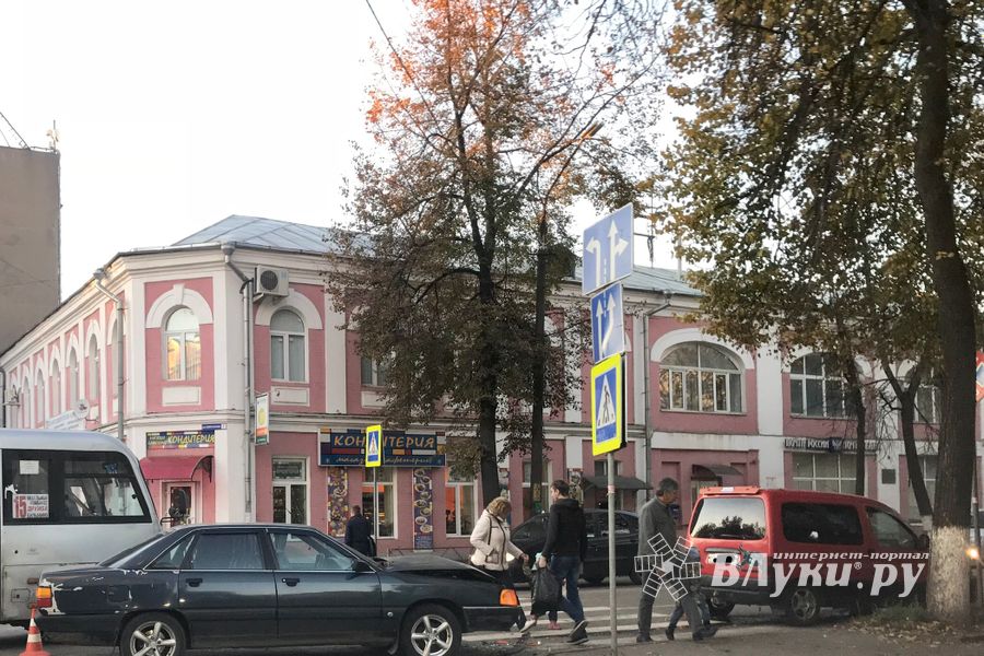 На ул. Некрасова в Великих Луках произошло ДТП (ФОТО)