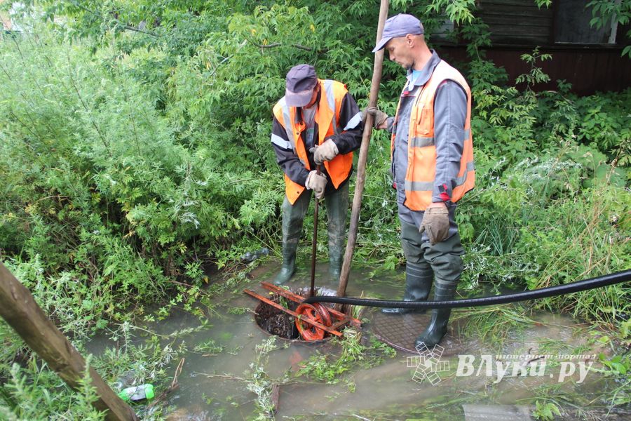 В Великих Луках устраняют серьёзную аварию в сетях канализации (ФОТО)