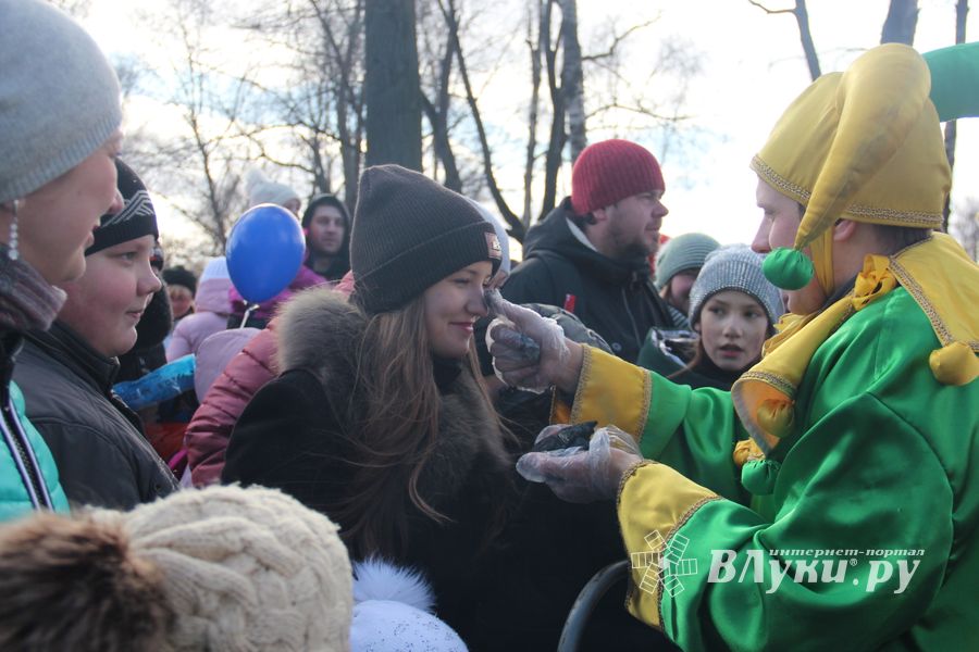 В Великих Луках широко отметили Масленицу (ФОТО)