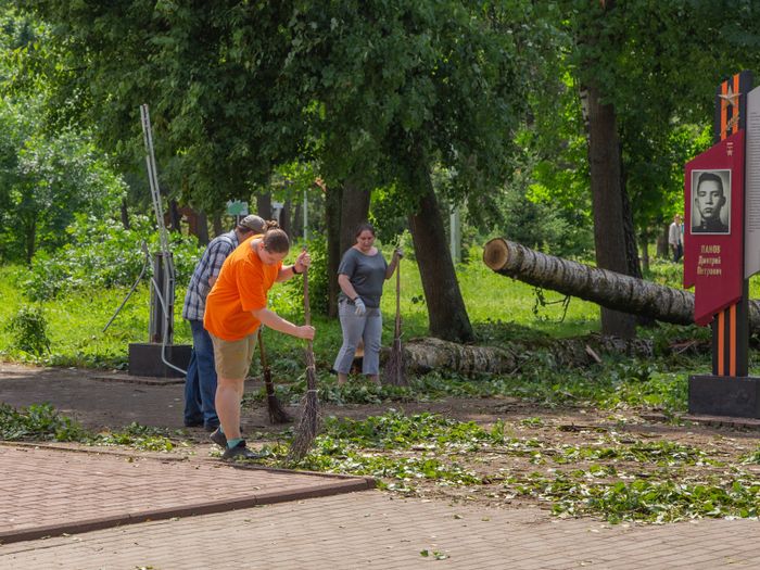 Небезразличные великолучане помогают убрать город после урагана (ФОТО)
