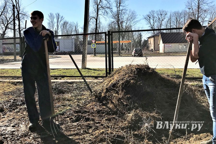 Студенты Великолукского политехнического колледжа вышли с вилами (ФОТО)