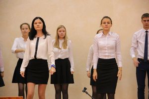 В Великих Луках ученики школы №13 поздравили своих педагогов (ФОТО)