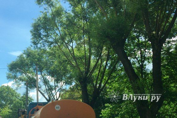 На пр-те Гагарина чистят ливнёвки (ФОТО)