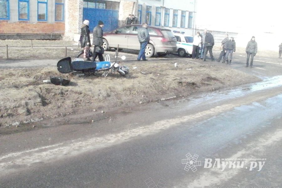 В Великих Луках в результате аварии пострадал мотоциклист 