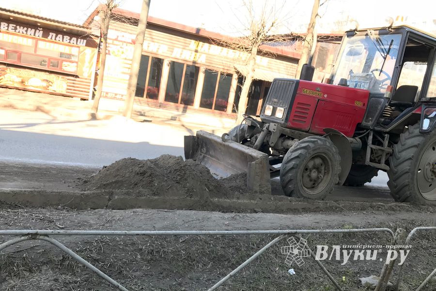 Чистота и пробки: Великие Луки приводят в порядок (ФОТО)