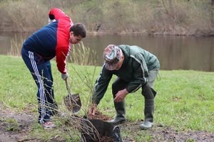 На острове Дятлинка проходит субботник