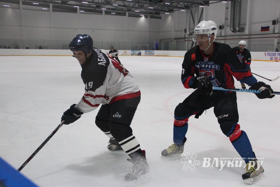 Два зоккейных матча прошли в Великих Луках в рамках Чемпионата города (ФОТО)