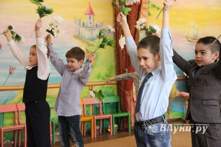 В детских садах Великих Лук проходят утренники к 8 марта (ФОТО)