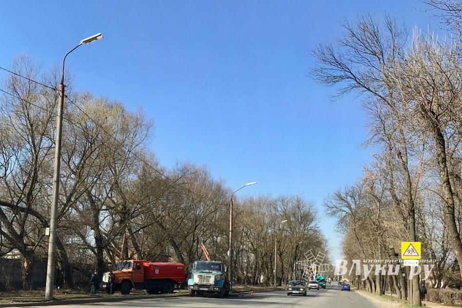 В Великих Луках прочищают «ливнёвку» (ФОТО)