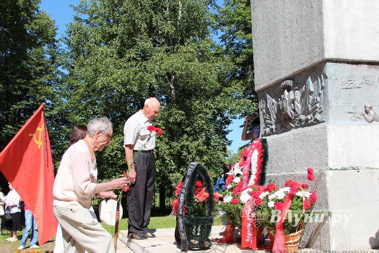 В Великих Луках прошел День памяти и скорби