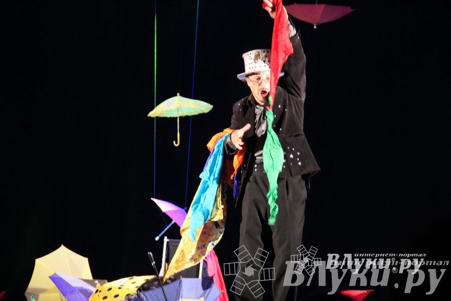 Шоу магических зонтиков и мыльных пузырей увидели юные великолучане