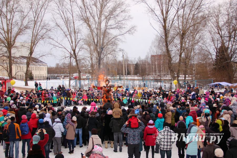 Широко отметили Масленицу в Великих Луках (ФОТО)