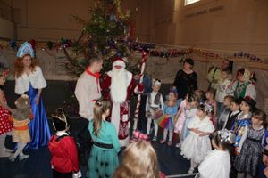 Новогодний утренник для детей организовали бойцы ОМОН УМВД России по Псковской области (фото)