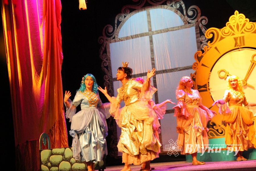 «Принцессу на горошине» и «Свинопаса» показал Великолукский драматический театр (фото)