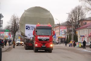 Негабаритный автопоезд вновь следует по улицам Великих Лук