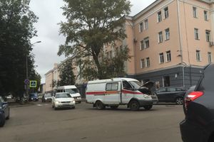 Фотофакт: В Великих Луках посреди дороги поломалась карета Скорой помощи