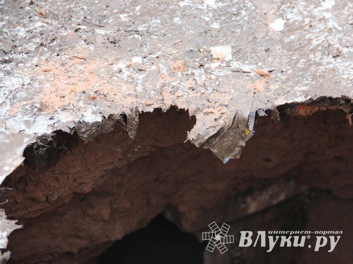 Фотофакт: провал асфальта на Гоголя в Великих Луках