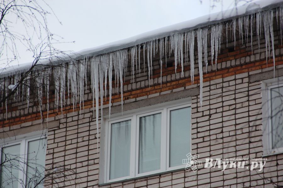 Сосульки в Великих Луках продолжают расти