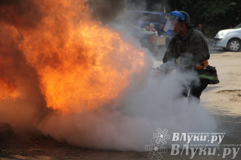 В Великих Луках прошли соревнования среди пожарных