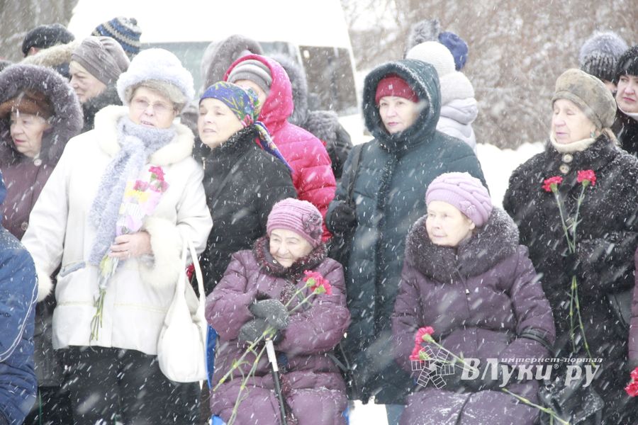 Великолучане возложили цветы на братском мемориальном захоронении (ФОТО)