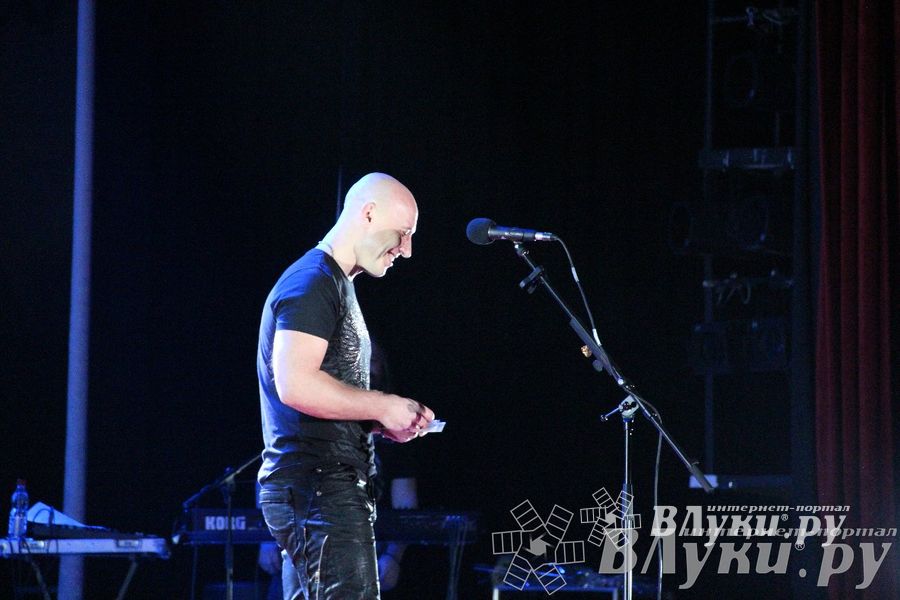 В Великих Луках состоялся концерт Дениса Майданова