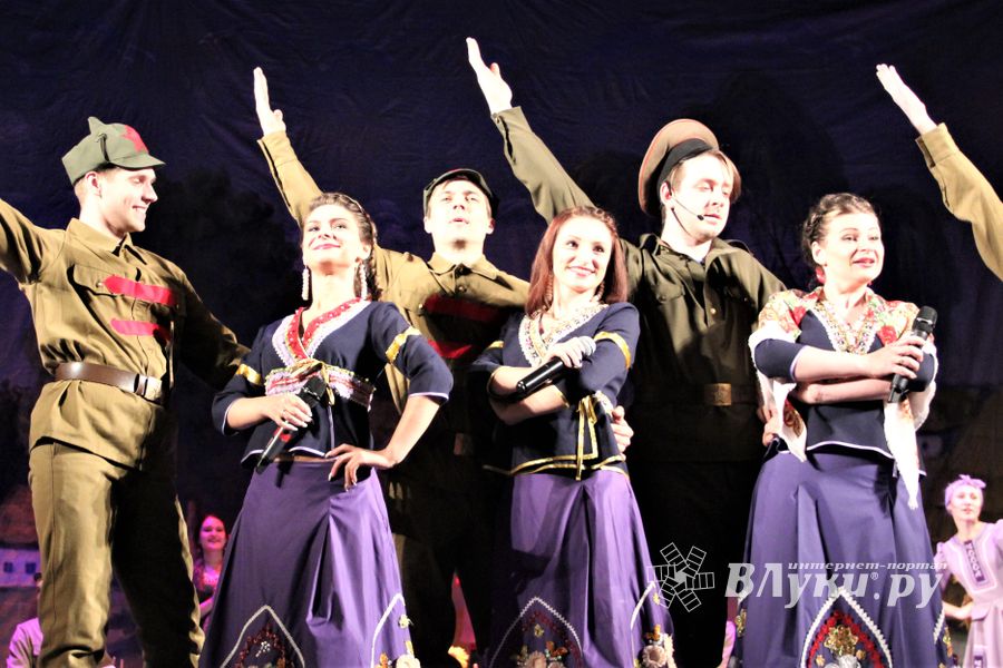 Кони стоят пьяные, хлопцы запряженные — в ГДК Ленина сыграли «Свадьбу в Малиновке» (ФОТО)