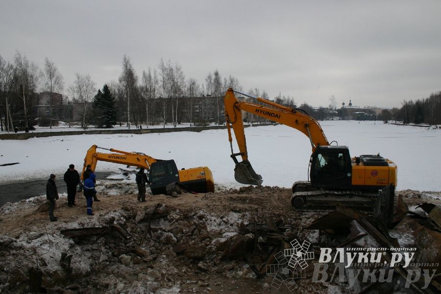 Падение экскаватора в воду рабочие назвали «штатной ситуацией»