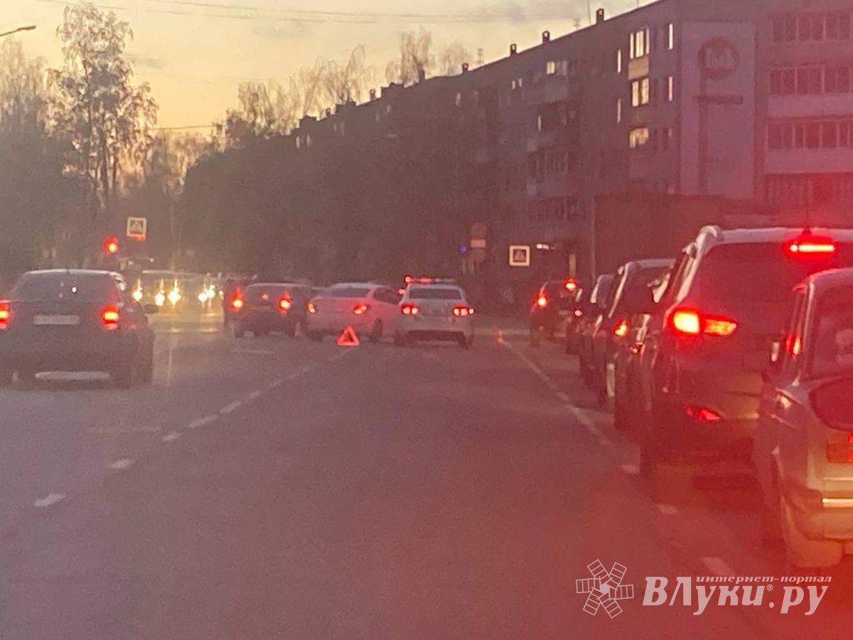 Великие Луки : На проспекте Гагарина затруднено движение из-за ДТП (ФОТО)