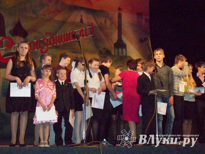 Великолукская школа № 2 торжественно подвела итоги года 
