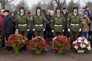 Венок от Президента России Владимира Путина возложили к памятнику 6-ой роте (фото)