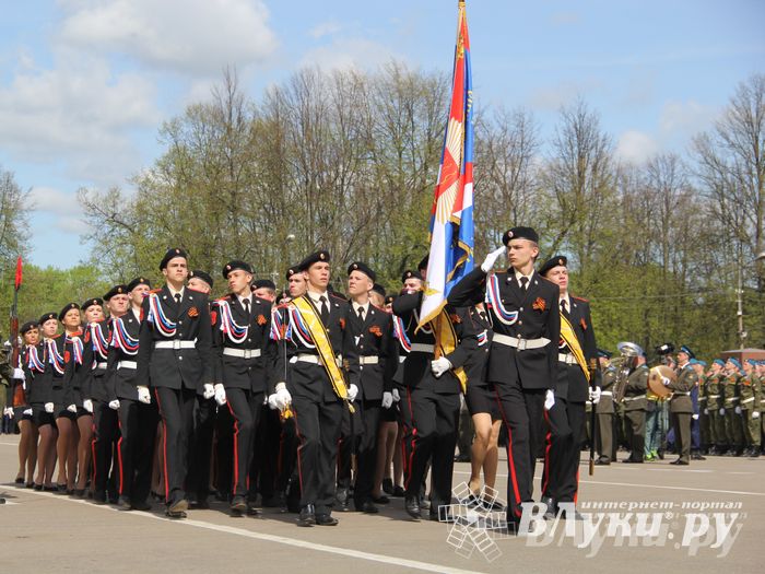 Парад Победы в Великих Луках (фото)
