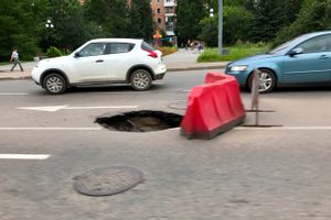 В центре Великих Лук на дороге провалился асфальт (ФОТО)