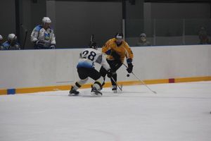 Две великолукские команды хоккеистов одержали победы в домашних матчах (ФОТО)